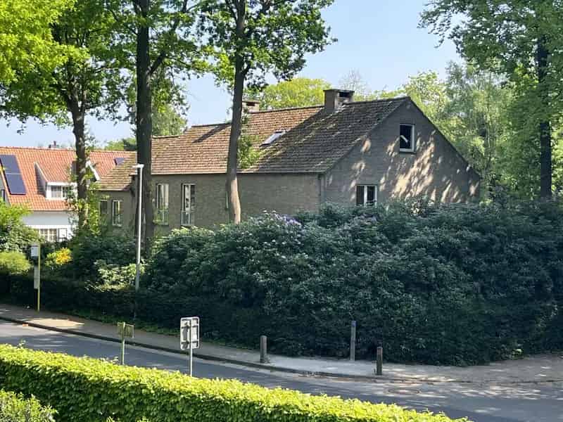 Huis te huur: Ruime villa 445m² met 5 slaapkamers en praktijkruimte