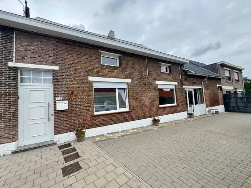 Te koop: ruime woning met onder andere slaapkamer en badkamer op het gelijkvloers.