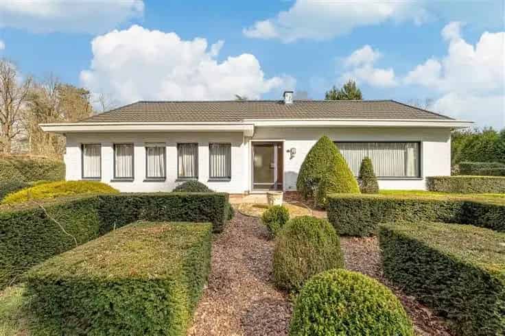 Te renoveren villa met 5 slaapkamers en grote tuin