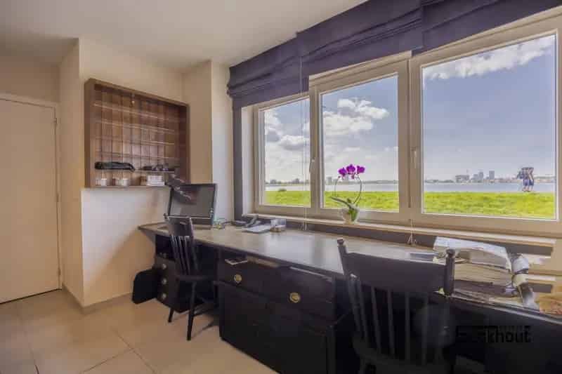 Ruime Recente Woning met Spuikomzicht