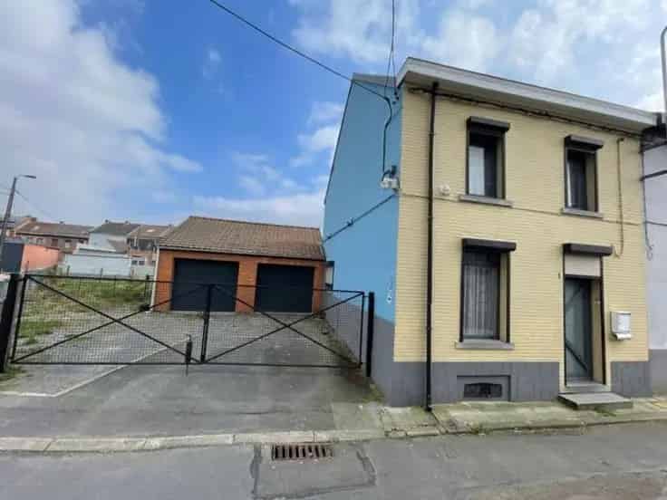 Huis te Koop Nabij Winkels met Garage en 2 Slaapkamers