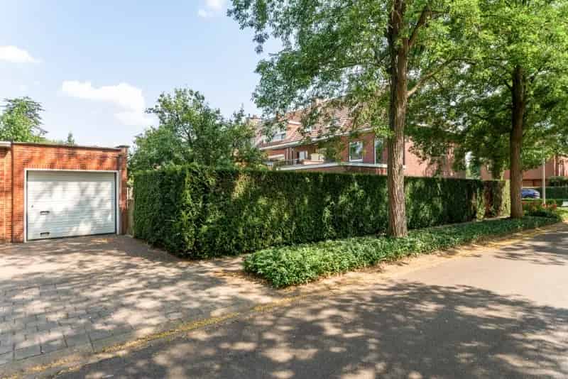 Zeer rustige HOB met 4 5 slaapkamers tuin en garage