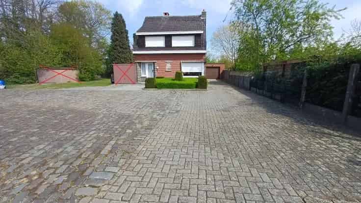 Huis Te Koop Nijlen: 4 Slaapkamers, Toplocatie, Renovatieproject