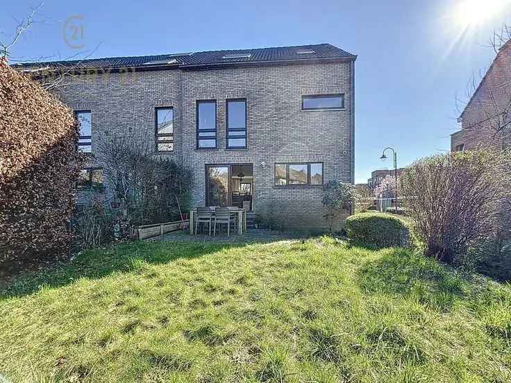 Ruime 3 Gevelwoning te Koop Berchem Sainte Agathe 230m2