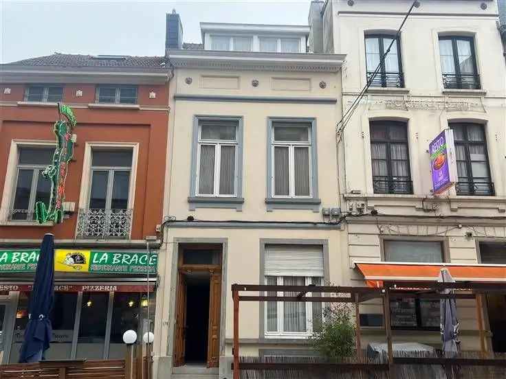 Te koop huis in het Europese district met ruimte voor renovatie