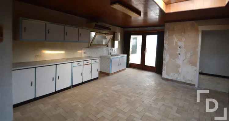 Te renoveren woning met loods