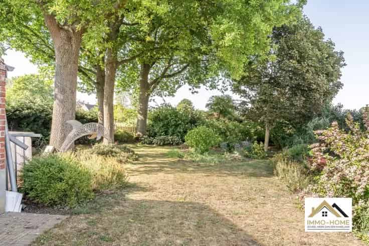 Huis Te Koop: Ruime Woning met Atelier en Tuin