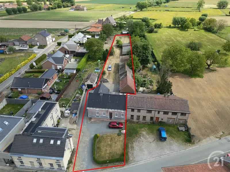 Te renoveren 3 gevelwoning met stallen en tuin