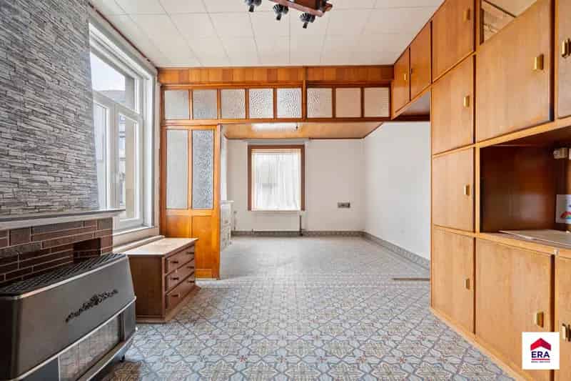 Huis te koop Dworp: 4-6 slaapkamers, grote loods, renovatieproject