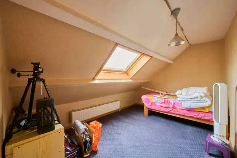 Bedrijfshal met ruime woning te Peer