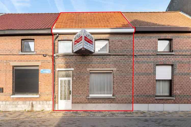 Te renoveren gezinswoning met grote garage