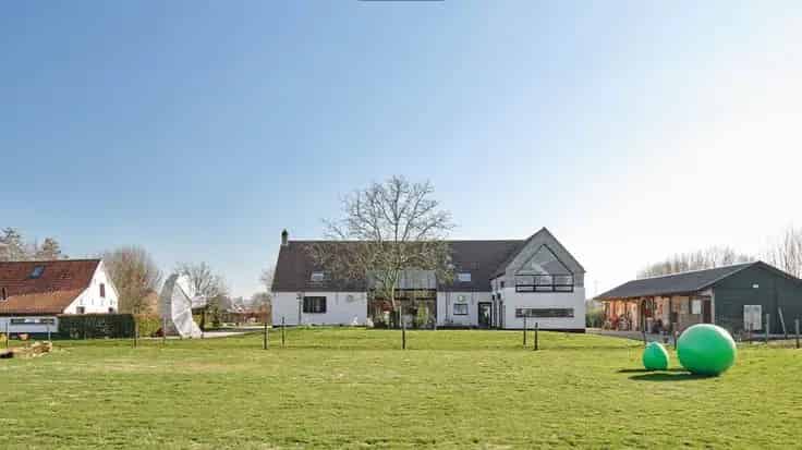 Landhuis Te Koop: Landelijk Domein met Hoeve Schuur en Stallen