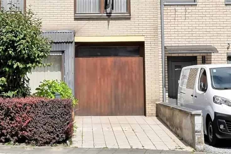 Huis Te Koop: Ruime gezinswoning nabij voorzieningen