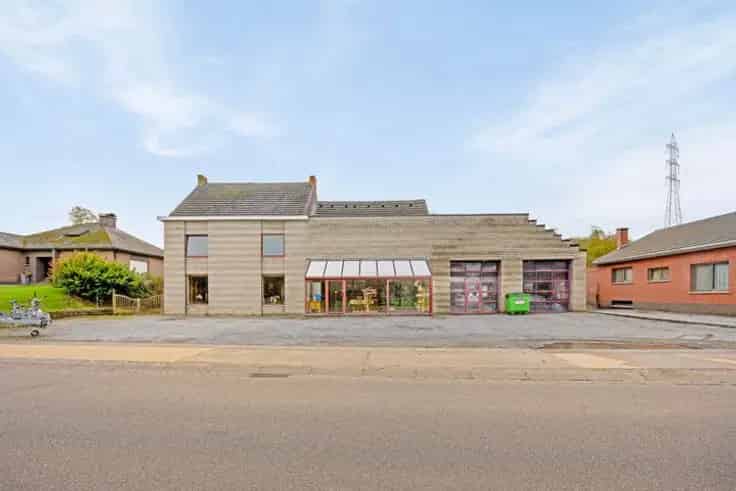 Multifunctioneel Gebouw met Woonst Te Koop