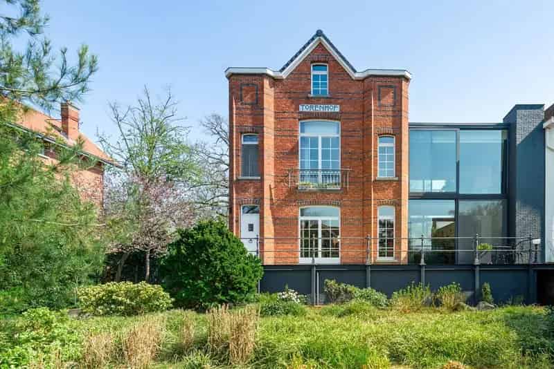 Statig Torenhof met Aanbouw 2370m2
