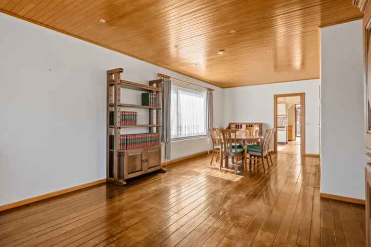 Huis te koop: 3 slaapkamers, garage, tuin 1121m²