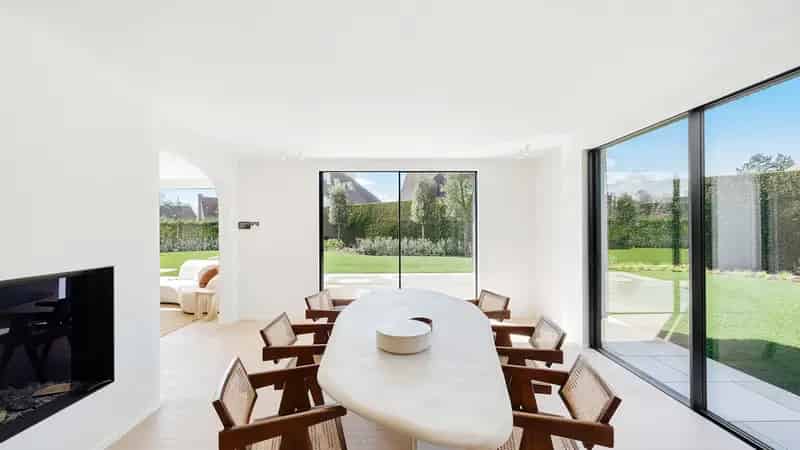 Gerenoveerde Villa te Knokke met 4 Badkamers en Ruime Tuin