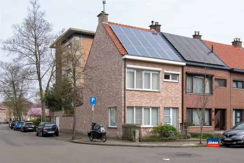 Hoboken: Instapklare gezinswoning met 2 (mogelijk 4) slaapkamers en garage