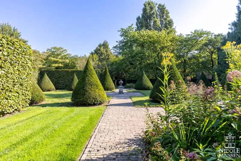 Vierkantshoeve te koop met weilanden en tuin