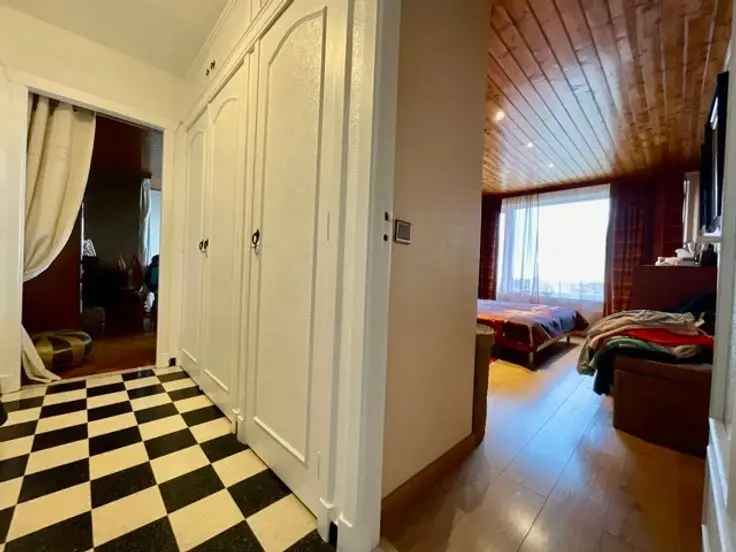 Te koop licht appartement met 2 slaapkamers en 2 terrassen in Brussel