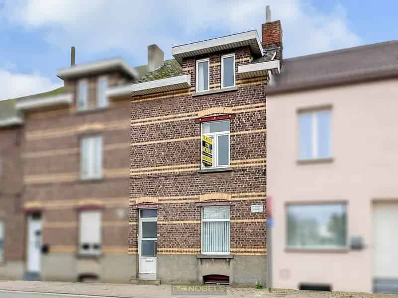Te renoveren stadswoning met koertje te Eine