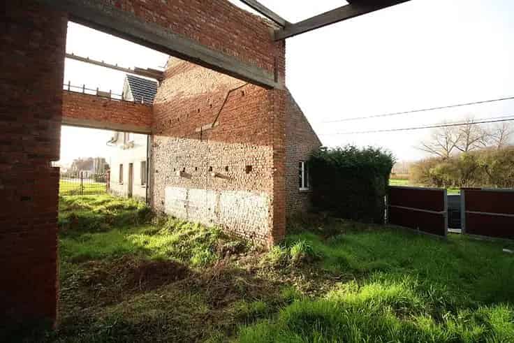 Te renoveren vierkantshoeve in Budingen