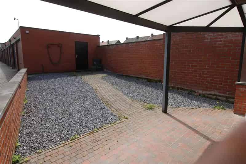 Gelijkvloers appartement te koop met tuintje en 2 garages