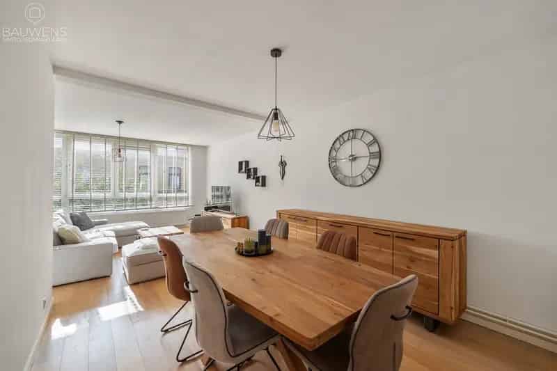 Lichtrijk 2 Slaapkamer Appartement te Koop in Wilrijk