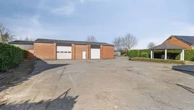 Ruime woning met 4 slaapkamers en 2 loodsen te Essen