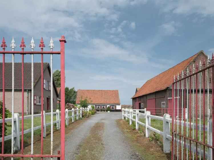 Hoeve met bijgebouwen op riant perceel