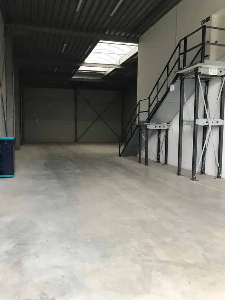 Bedrijfshal met Kantoor te Huur
