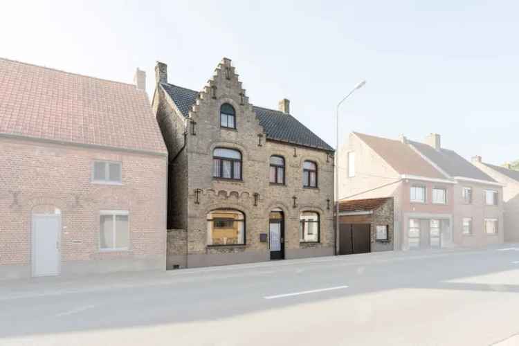 Ruime woning met bijgebouwen op 7417 m²