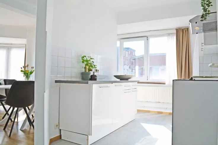 Appartement te koop met 2 slaapkamers in een gebouw uit de jaren 60