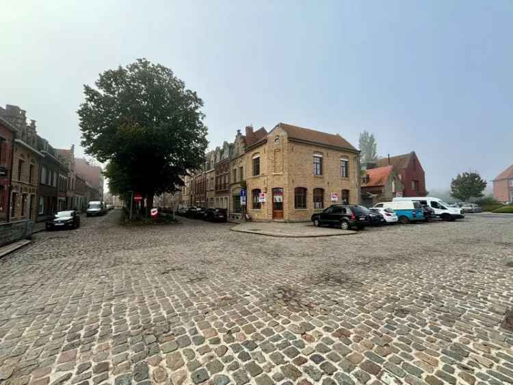 Uniek polyvalent eigendom te stadskern Ieper.