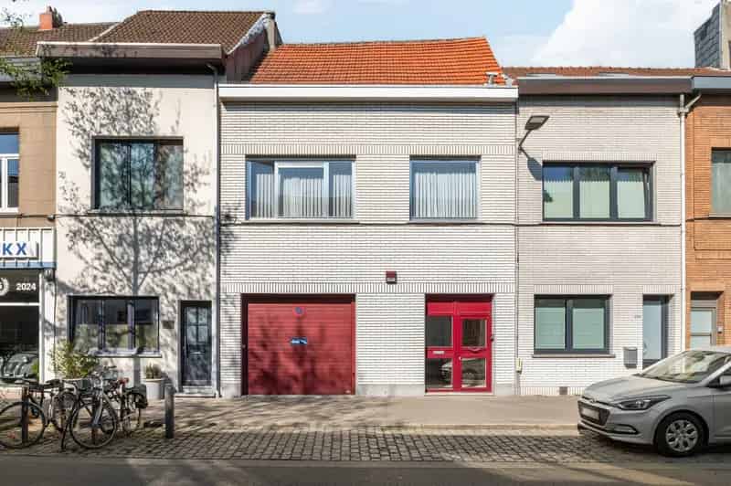 Huis te huur Merksem: gerenoveerde woning met 16 garageboxen