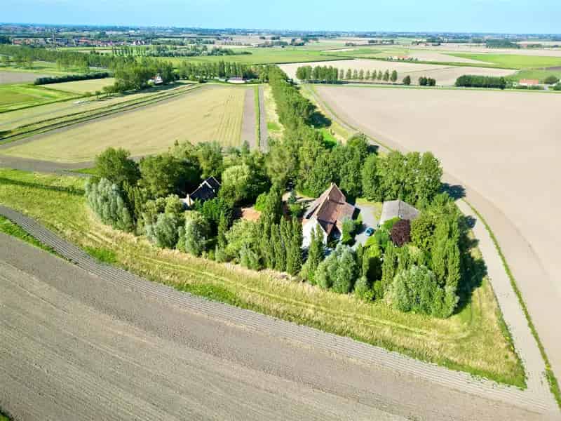 Vierkantshoeve te koop 2 hectare 5km zee