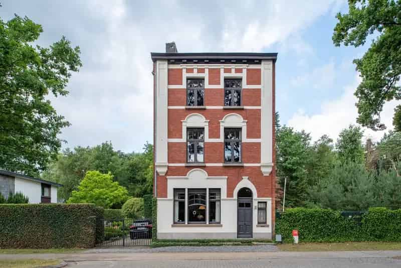 Burgerwoning met Veel Ruimte en Authentieke Details