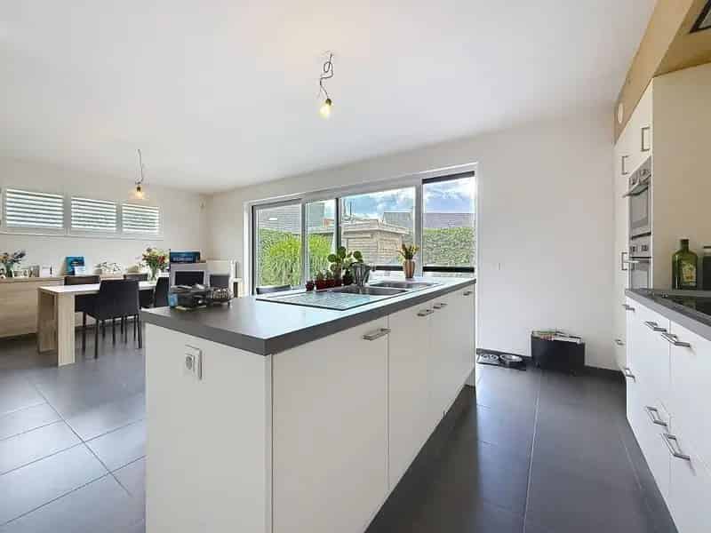 Moderne Halfopen Woning met Tuin en Garage Rustige Centrale Ligging