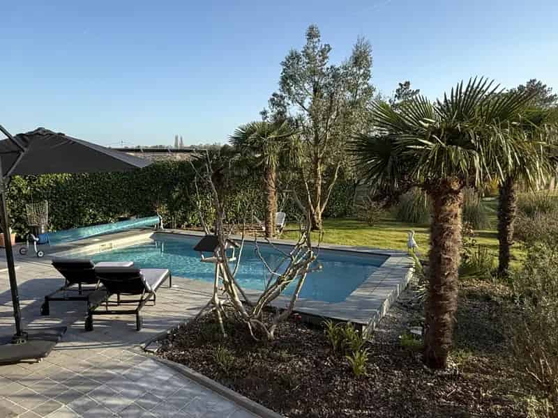 Ruime Gezinswoning te Koop met Zwembad en Grote Tuin