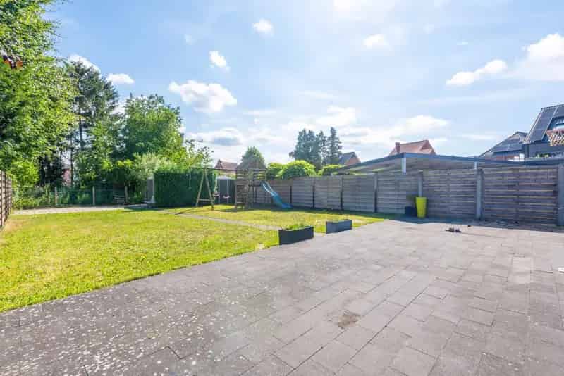 Moderne instapklare woning met 3 slaapkamers op mooi perceel.