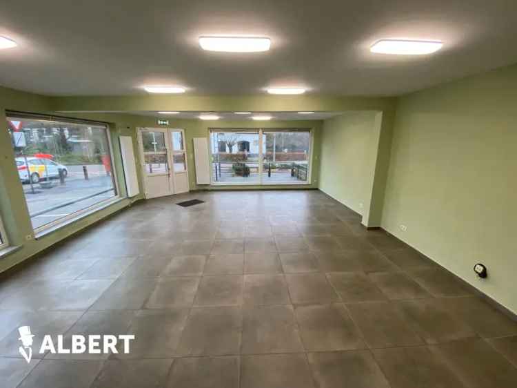 Handelspand met 74 m² commerciële- en 33 m² kelderruimte.