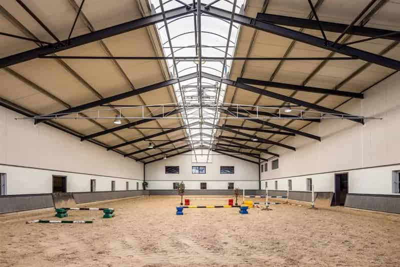 Huis te koop met 24 paardenstallen en binnenpiste