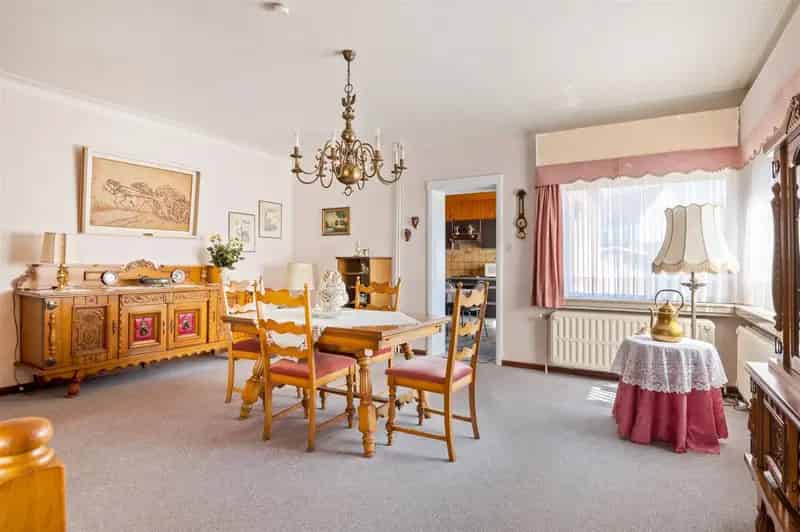 Te renoveren halfopen woning met 3 slaapkamers en garage.