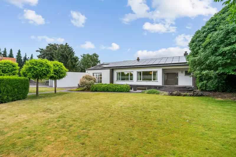 Bungalow te koop: Volledig onderkelderd met praktijk/winkelruimte