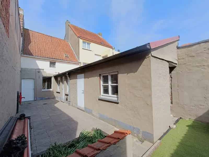 Te renoveren woning Heist centrum zonnige stadskoer