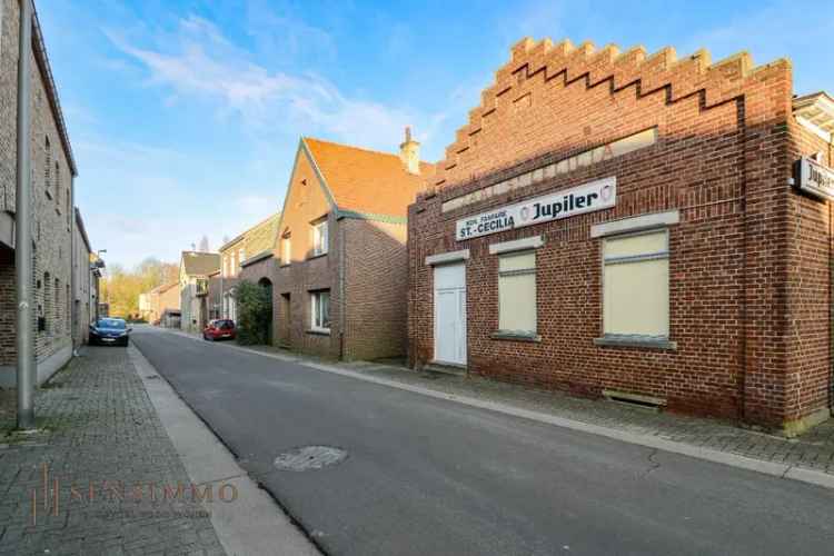 Woonhuis, feestzaal, tuin, boomgaard te koop in Maasmechelen