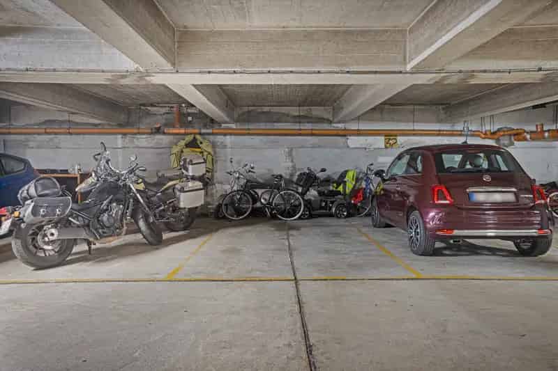 Garage te Koop: Ruime Autostaanplaats Stadsrand