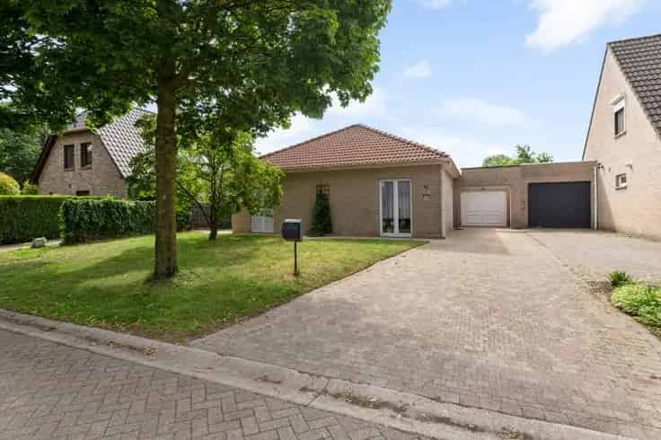 Huis Te Koop: Gerenoveerde Laagbouwwoning met Zwembad en Bijgebouw