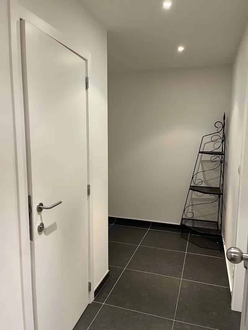 Appartement te koop: Ruim 2 slaapkamer appartement met terras en autostaanplaats