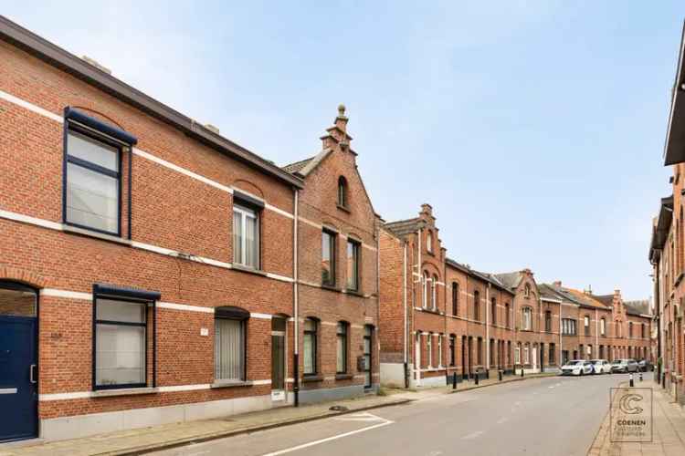 Te renoveren woning met 2 à 3 slpk's, een bew. opp. van 105 m² op een zeer centrale ligging te Lier!